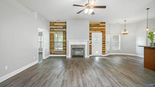 Building Photo - 113 E Crest Way