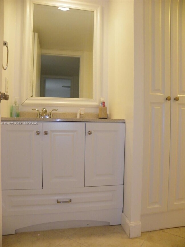 Building Photo - 4067 Wimbledon Dr