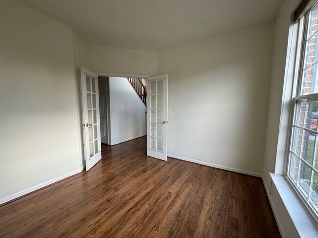 Building Photo - 105 Fredericksburg Dr