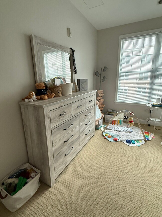 Building Photo - 300 W Elm St