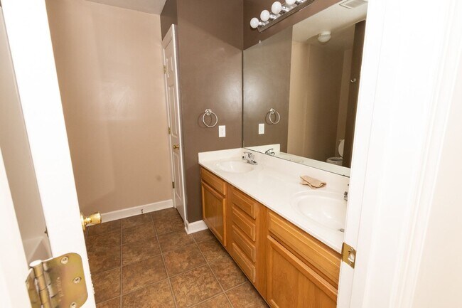 Building Photo - 104 Streamwood Dr