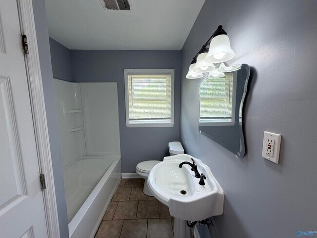 Building Photo - 2205 Glen Iris Rd NW