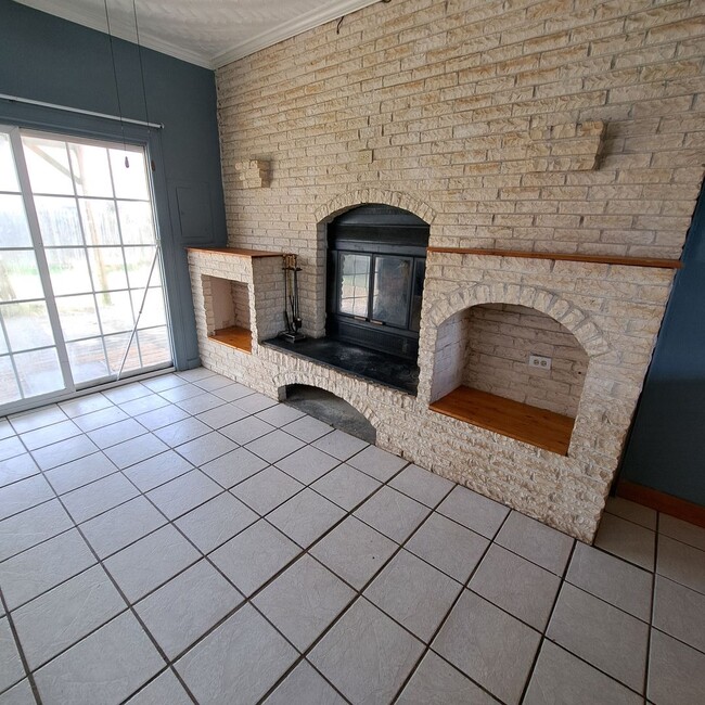 Building Photo - 3 bedroom, 2.5 bath single family home in ...