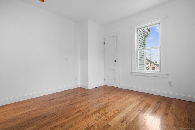 Building Photo - 565 Carroll Ave
