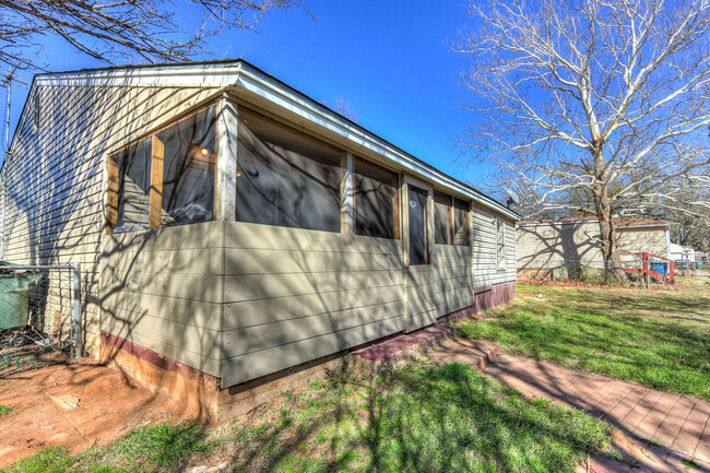 Building Photo - Affordable 3-Bedroom Home with Fenced Back...