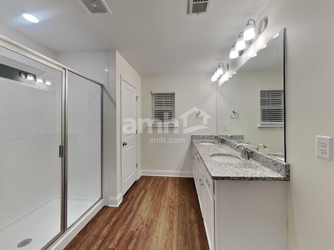 Building Photo - 252 Lake St