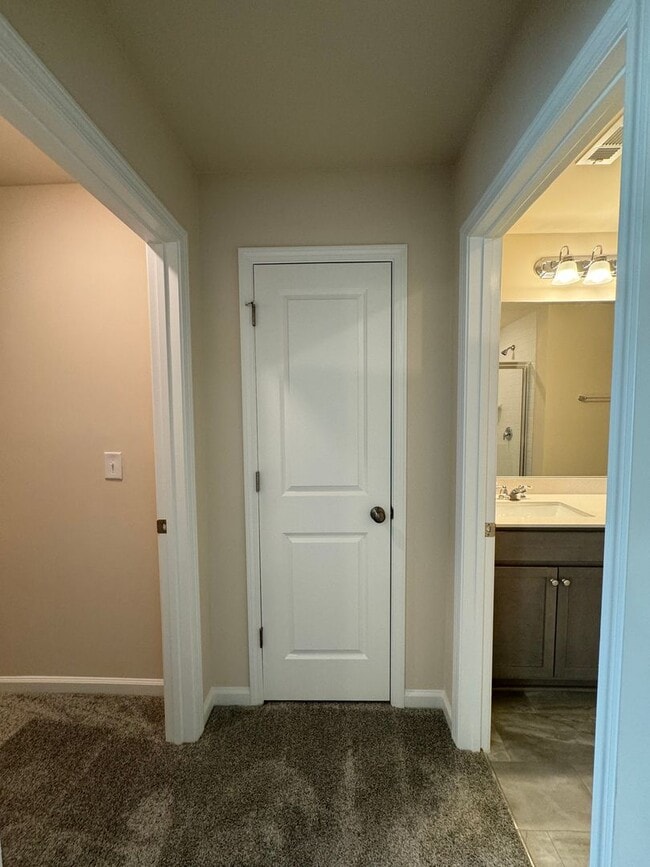 Building Photo - Stunning 3BR 2.5BA Townhome in Jamestown