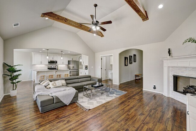 Building Photo - Beautiful Fully Furnished Home in Broken Arrow!