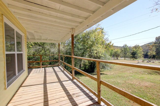 Building Photo - Charming Home in the Country