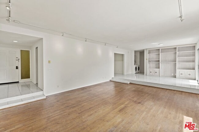 Building Photo - 1033 6th St