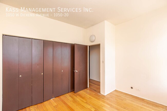 Building Photo - 1050 W Dickens Ave