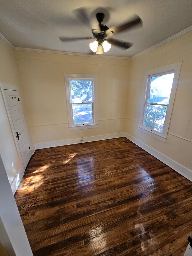 Building Photo - 116 Albert St