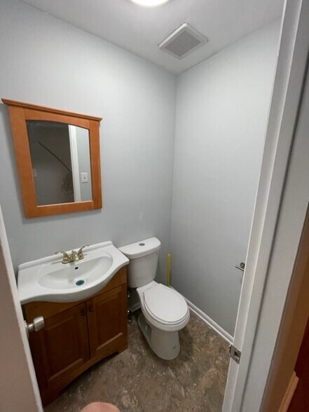 Powder Room - 1005 Walnut Ridge Est