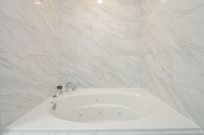 Building Photo - 9606 Highmeadow Dr
