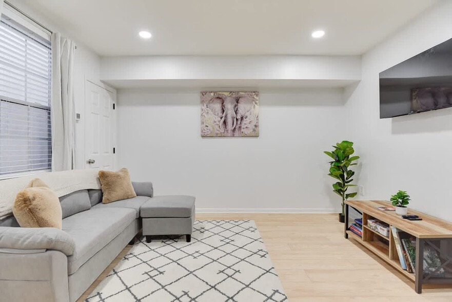 Building Photo - 1255 Raum St NE