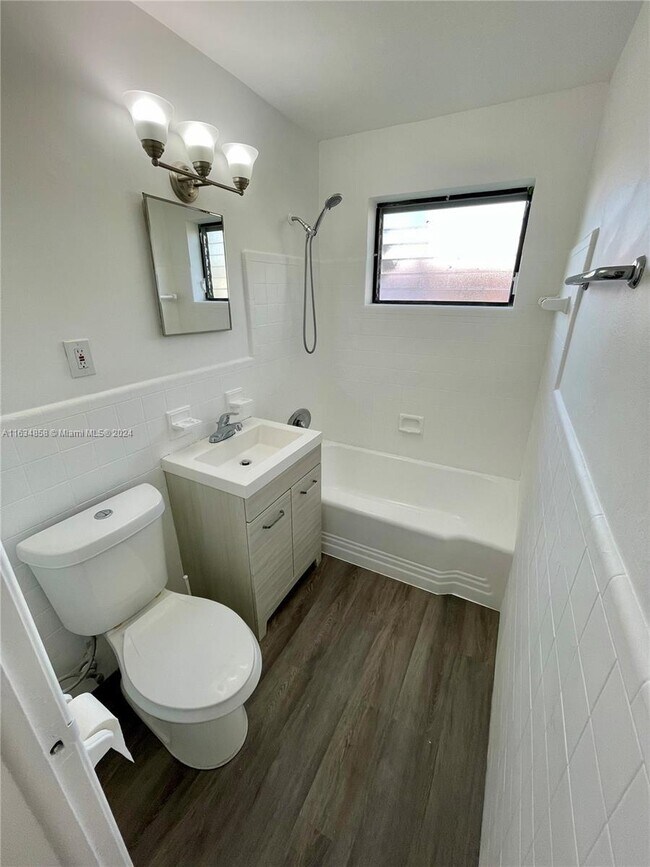 Building Photo - 2 bedroom in Hallandale FL 33009