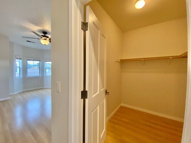 Building Photo - 140 Valley Oak Dr