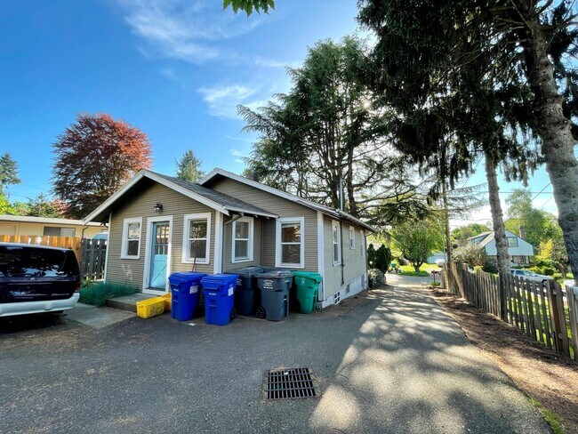 Building Photo - Charming 1920s Bungalow in Montavilla, Washer and Dryer Included!