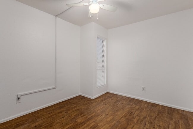 Building Photo - 2 Bedroom townhouse