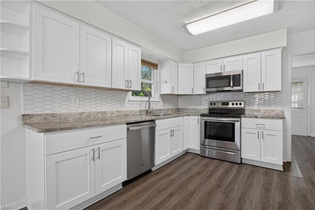 Building Photo - 3044 Camelot Blvd