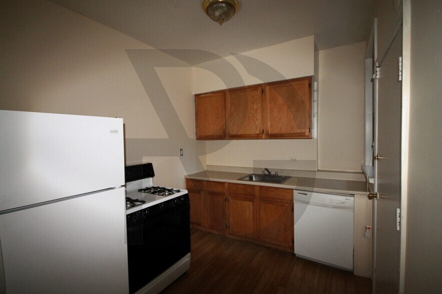 Building Photo - 634 W Barry Ave