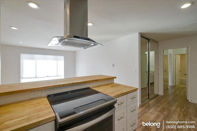 Building Photo - 7 Commodore Dr