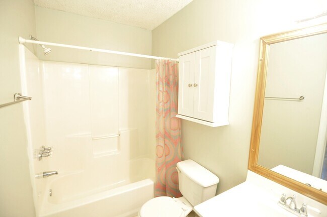 Building Photo - Desirable SE Huntsville