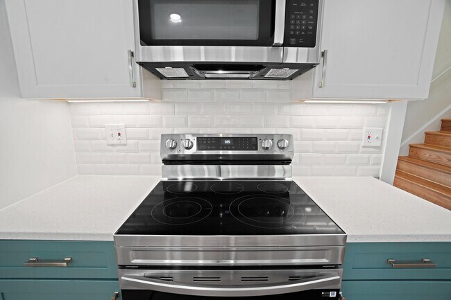 Building Photo - 6607 Lone Oak Dr