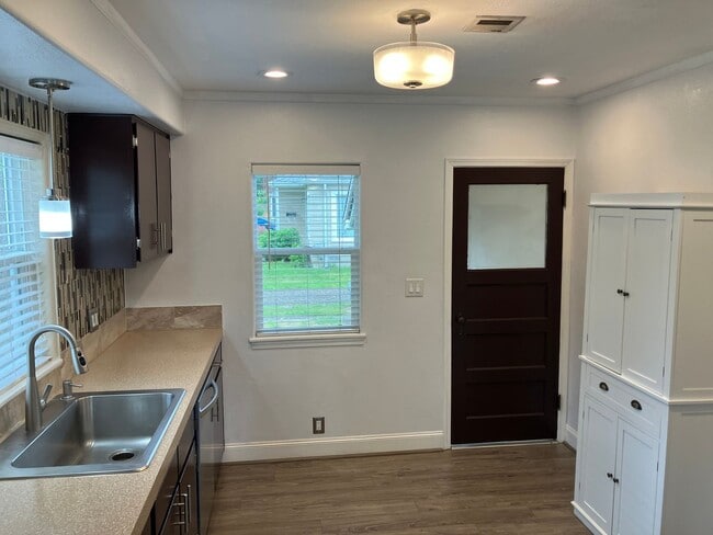 Building Photo - Updated Two Bedroom Home with Large Yard in West Salem