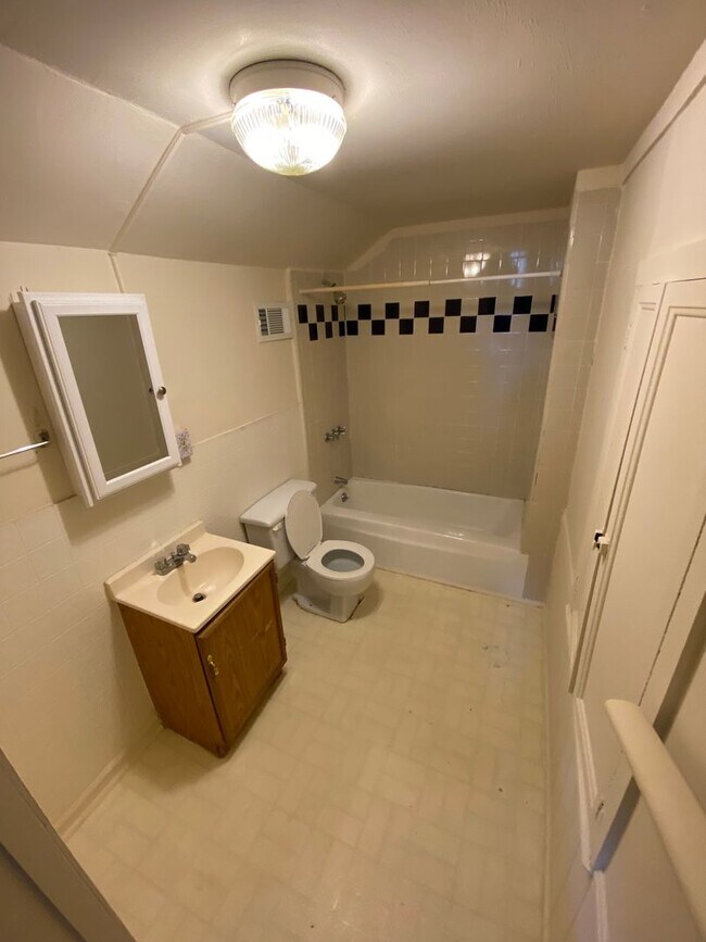 Building Photo - Quiet Forested 1 Bedroom Unit