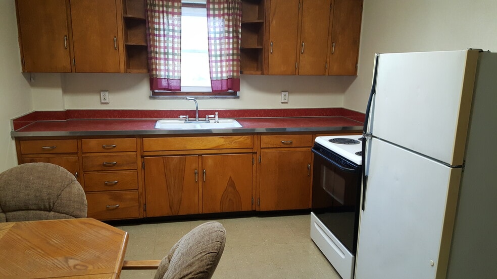 Self-cleaning stove, oak table, full size fridge, and abundance of storage space. - 1216 University Ave