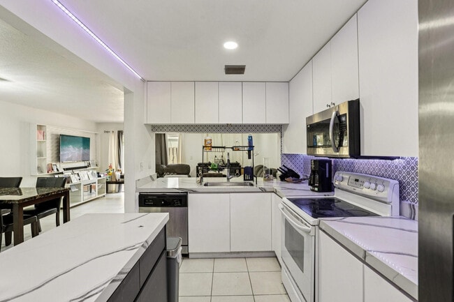 Building Photo - 5843 Woodlands Blvd