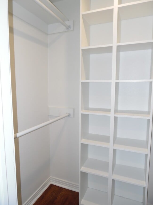 Building Photo - Total Remodel Townhome-Like Unit in Berkel...