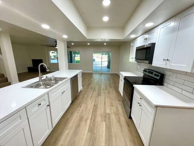 Building Photo - Gorgeous 2-Story Home with Golf Course Vie...