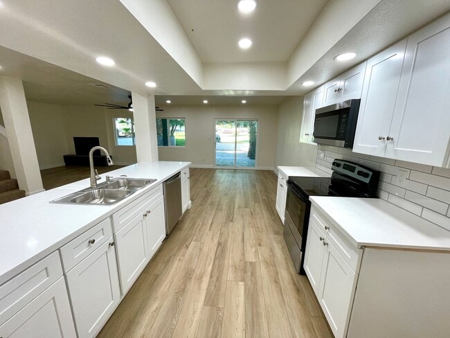 Building Photo - Gorgeous 2-Story Home with Golf Course Views and Modern Amenities!