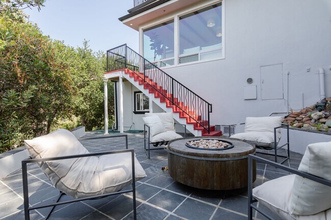 Building Photo - Beautiful Hollywood Hills Home For Lease!