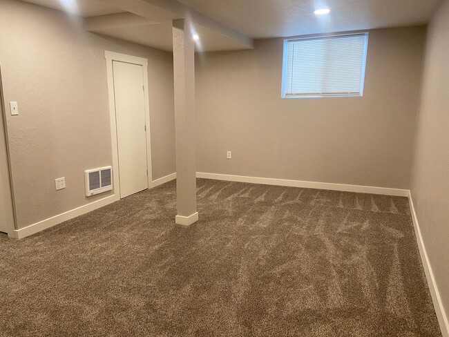 Building Photo - Foothills 925 Triplex