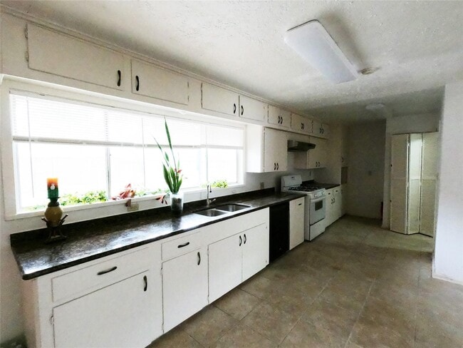 Building Photo - 5231 Beechnut St