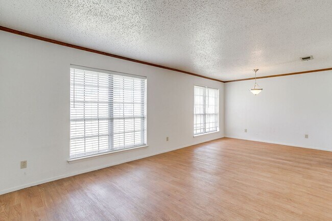 Building Photo - Spacious 4 Bed, 2 Bath Home in SW Fort Worth Ready for New Tenants- 76133