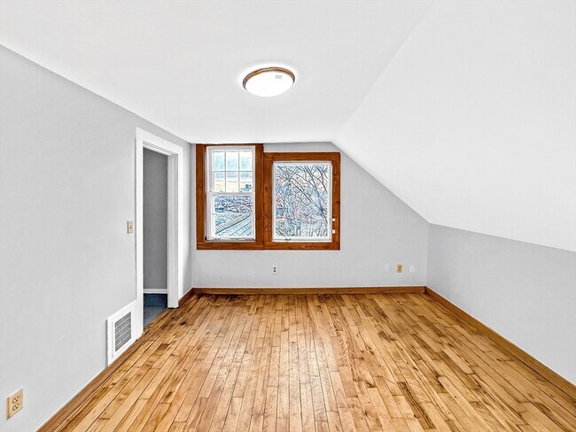 Building Photo - 17 Suffolk St