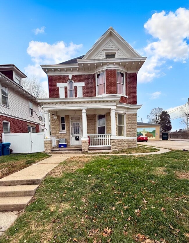 Building Photo - 327 Ash St