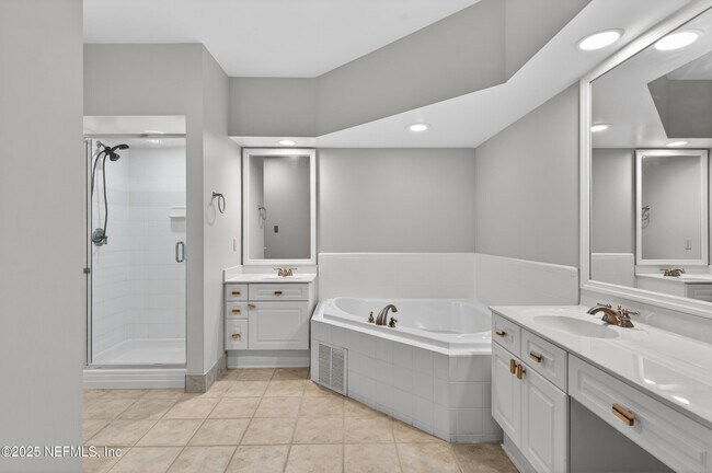 Building Photo - 400 E Bay St