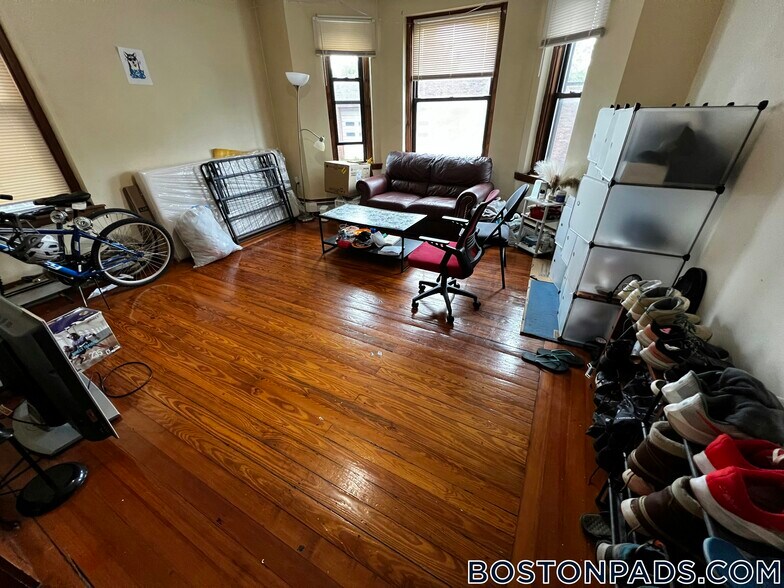 Building Photo - 4.5 Centre St