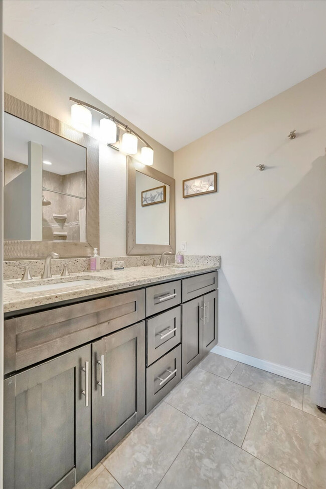 Building Photo - 2529 Croton Ave