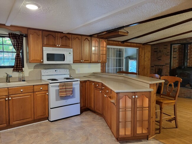 Building Photo - Doublewide with 3 car garage