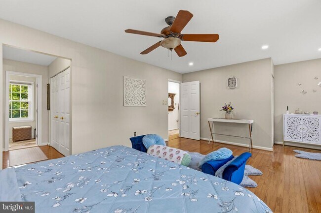 Building Photo - 8715 Shadowlake Way