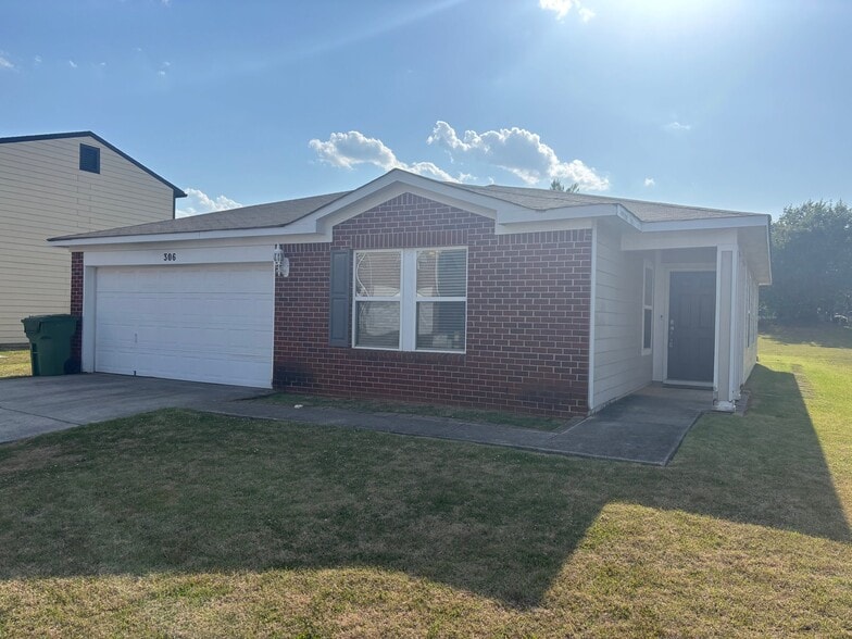 Building Photo - 306 Kenneth Blvd NW