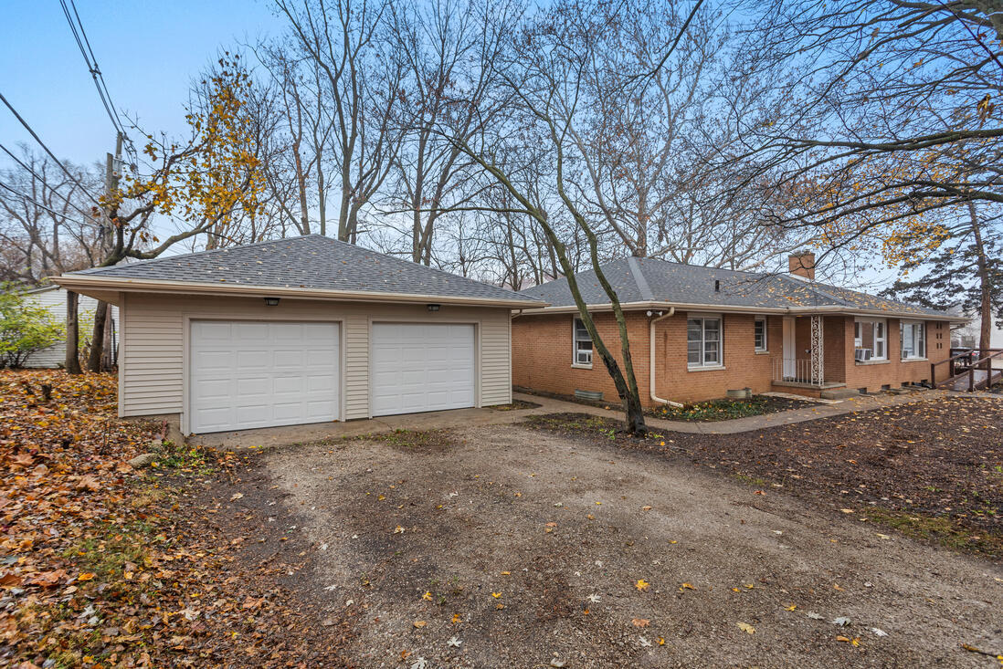 Building Photo - 1320 Alms Dr