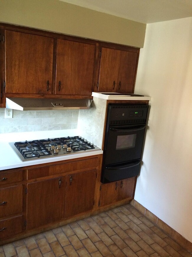 Kitchen, gas stove - 419 S Atlantic Ave