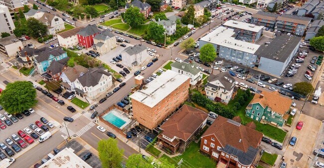 Building Photo - Stylish One-Bedroom Condo Near UTK – Moder...